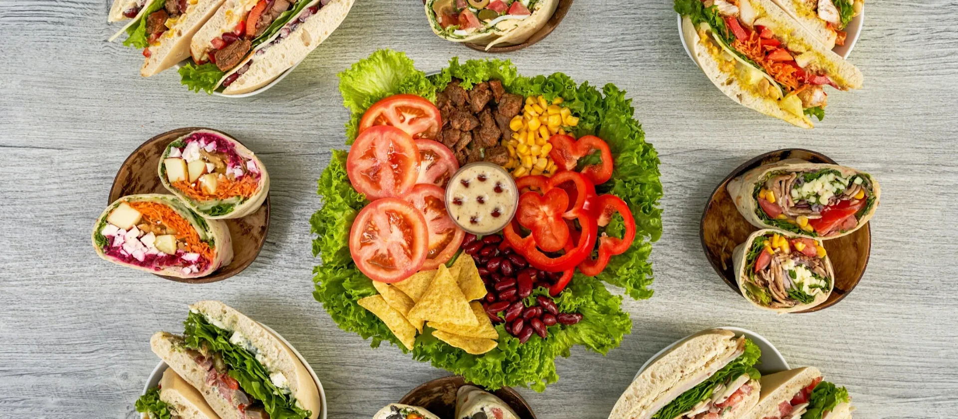 Auswahl an MixMax 24 Wraps, Sandwiches und frischem Salatteller